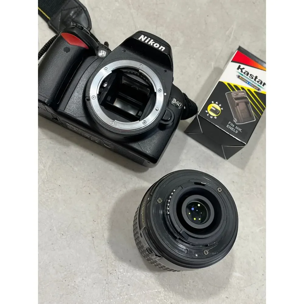 Nikon D40 D33697 Camera & Lens READ